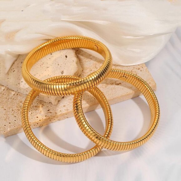 Set of 3 Gold Bangles for Women - 24K Gold Plated Stretch & Chunky Bracelets - Picture 3 of 5